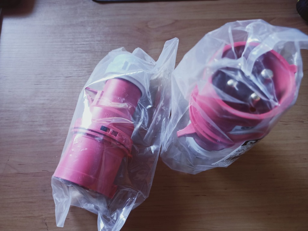 [1596] Clavija Cetac 3P+T 32A IP44 Roja