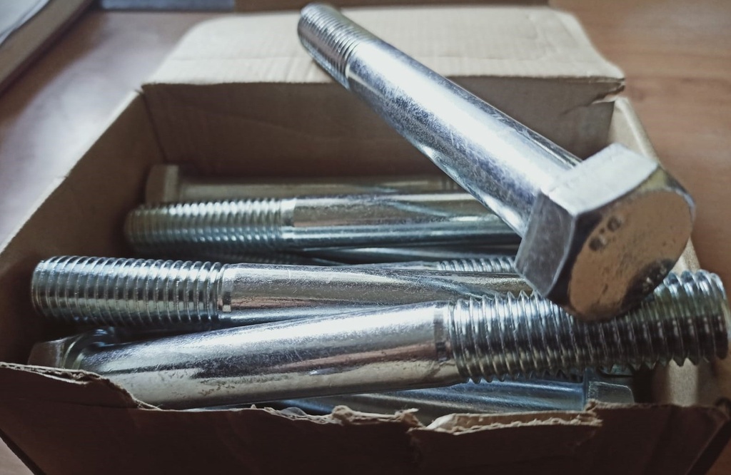 Tornillo 18*140 Acero 8.8 DIN 931
